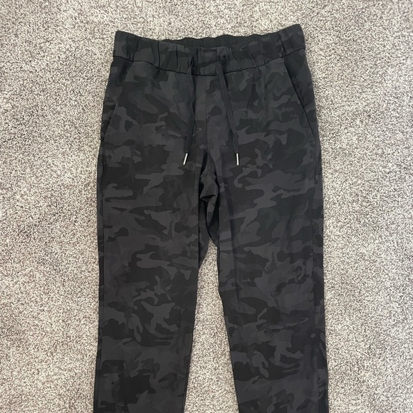 Lululemon On the Fly 7/8 Pant (Camo black) - Picture 1 of 6